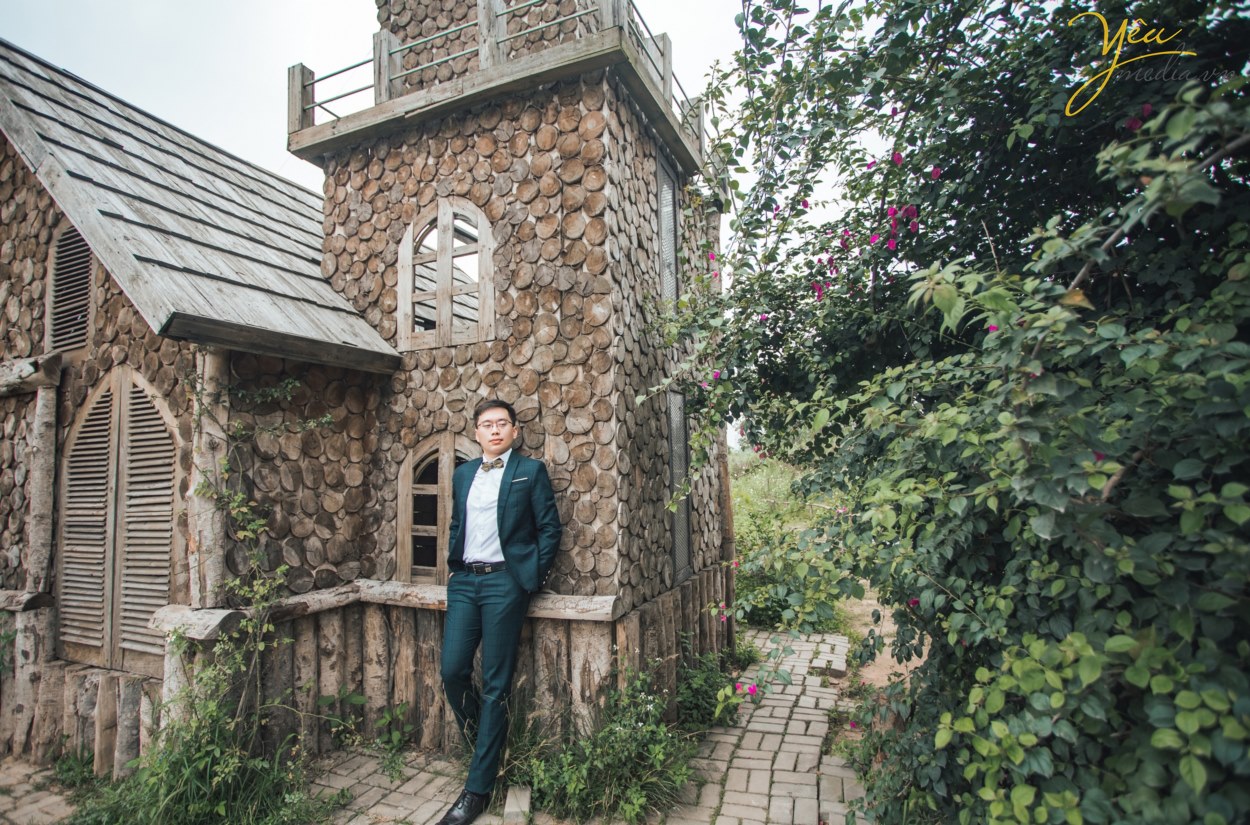 Album ảnh cưới theo phong cách Hàn Quốc không còn xa lạ ở Việt Nam. Từ khi nó xuất hiện đã gây ấn tượng bằng những góc ảnh nhẹ nhàng, gam màu và ánh sáng mềm mại nhưng vẫn toát lên sự trẻ trung, lãng mạn để làm nổi bật 02 nhân vật chính. Điều ấn tượng trong bộ ảnh là phong cách rất tự nhiên, dù được thực hiện trong studio hay ngoài trời thì việc hướng tới sự tư nhiên sẽ giúp bạn có những bức ảnh ưng ý nhất. Khi chụp hình cưới theo phong cách Hàn Quốc thì những Nhiếp ảnh gia sẽ tận dụng tối đa ánh sáng tự nhiên để làm bức ảnh mềm mại, chân thực nhất.