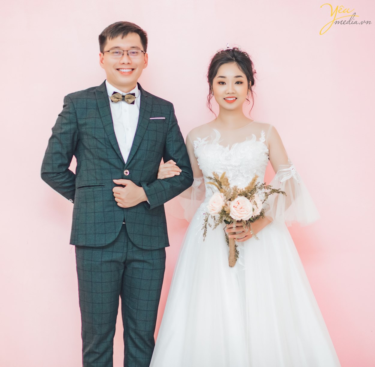 Album ảnh cưới theo phong cách Hàn Quốc không còn xa lạ ở Việt Nam. Từ khi nó xuất hiện đã gây ấn tượng bằng những góc ảnh nhẹ nhàng, gam màu và ánh sáng mềm mại nhưng vẫn toát lên sự trẻ trung, lãng mạn để làm nổi bật 02 nhân vật chính. Điều ấn tượng trong bộ ảnh là phong cách rất tự nhiên, dù được thực hiện trong studio hay ngoài trời thì việc hướng tới sự tư nhiên sẽ giúp bạn có những bức ảnh ưng ý nhất. Khi chụp hình cưới theo phong cách Hàn Quốc thì những Nhiếp ảnh gia sẽ tận dụng tối đa ánh sáng tự nhiên để làm bức ảnh mềm mại, chân thực nhất.