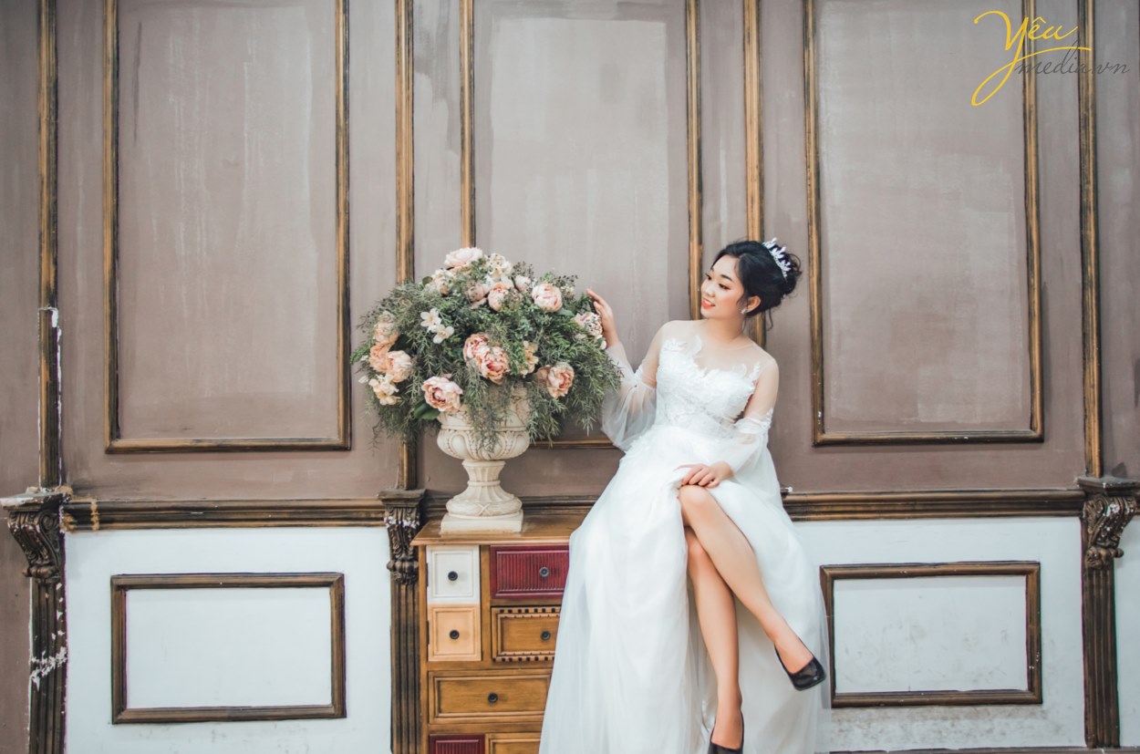 Album ảnh cưới theo phong cách Hàn Quốc không còn xa lạ ở Việt Nam. Từ khi nó xuất hiện đã gây ấn tượng bằng những góc ảnh nhẹ nhàng, gam màu và ánh sáng mềm mại nhưng vẫn toát lên sự trẻ trung, lãng mạn để làm nổi bật 02 nhân vật chính. Điều ấn tượng trong bộ ảnh là phong cách rất tự nhiên, dù được thực hiện trong studio hay ngoài trời thì việc hướng tới sự tư nhiên sẽ giúp bạn có những bức ảnh ưng ý nhất. Khi chụp hình cưới theo phong cách Hàn Quốc thì những Nhiếp ảnh gia sẽ tận dụng tối đa ánh sáng tự nhiên để làm bức ảnh mềm mại, chân thực nhất.