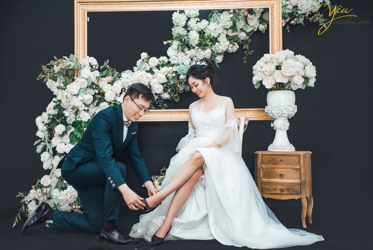 Album ảnh cưới theo phong cách Hàn Quốc không còn xa lạ ở Việt Nam. Từ khi nó xuất hiện đã gây ấn tượng bằng những góc ảnh nhẹ nhàng, gam màu và ánh sáng mềm mại nhưng vẫn toát lên sự trẻ trung, lãng mạn để làm nổi bật 02 nhân vật chính. Điều ấn tượng trong bộ ảnh là phong cách rất tự nhiên, dù được thực hiện trong studio hay ngoài trời thì việc hướng tới sự tư nhiên sẽ giúp bạn có những bức ảnh ưng ý nhất. Khi chụp hình cưới theo phong cách Hàn Quốc thì những Nhiếp ảnh gia sẽ tận dụng tối đa ánh sáng tự nhiên để làm bức ảnh mềm mại, chân thực nhất.