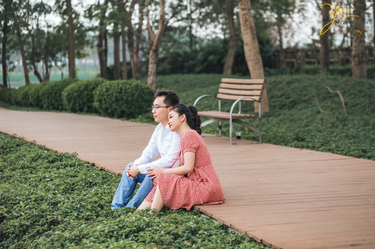 Album ảnh cưới theo phong cách Hàn Quốc không còn xa lạ ở Việt Nam. Từ khi nó xuất hiện đã gây ấn tượng bằng những góc ảnh nhẹ nhàng, gam màu và ánh sáng mềm mại nhưng vẫn toát lên sự trẻ trung, lãng mạn để làm nổi bật 02 nhân vật chính. Điều ấn tượng trong bộ ảnh là phong cách rất tự nhiên, dù được thực hiện trong studio hay ngoài trời thì việc hướng tới sự tư nhiên sẽ giúp bạn có những bức ảnh ưng ý nhất. Khi chụp hình cưới theo phong cách Hàn Quốc thì những Nhiếp ảnh gia sẽ tận dụng tối đa ánh sáng tự nhiên để làm bức ảnh mềm mại, chân thực nhất.