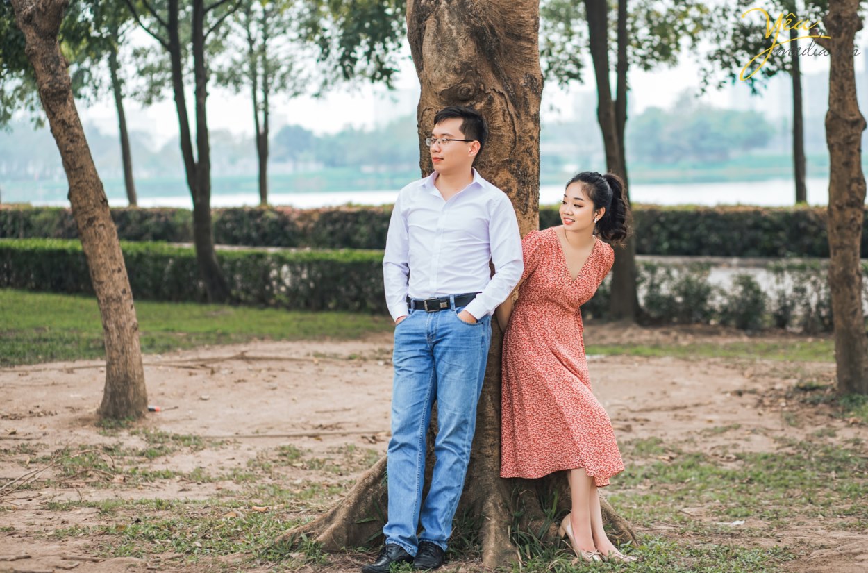Album ảnh cưới theo phong cách Hàn Quốc không còn xa lạ ở Việt Nam. Từ khi nó xuất hiện đã gây ấn tượng bằng những góc ảnh nhẹ nhàng, gam màu và ánh sáng mềm mại nhưng vẫn toát lên sự trẻ trung, lãng mạn để làm nổi bật 02 nhân vật chính. Điều ấn tượng trong bộ ảnh là phong cách rất tự nhiên, dù được thực hiện trong studio hay ngoài trời thì việc hướng tới sự tư nhiên sẽ giúp bạn có những bức ảnh ưng ý nhất. Khi chụp hình cưới theo phong cách Hàn Quốc thì những Nhiếp ảnh gia sẽ tận dụng tối đa ánh sáng tự nhiên để làm bức ảnh mềm mại, chân thực nhất.