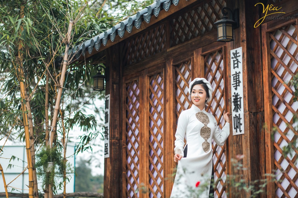 Album ảnh cưới theo phong cách Hàn Quốc không còn xa lạ ở Việt Nam. Từ khi nó xuất hiện đã gây ấn tượng bằng những góc ảnh nhẹ nhàng, gam màu và ánh sáng mềm mại nhưng vẫn toát lên sự trẻ trung, lãng mạn để làm nổi bật 02 nhân vật chính. Điều ấn tượng trong bộ ảnh là phong cách rất tự nhiên, dù được thực hiện trong studio hay ngoài trời thì việc hướng tới sự tư nhiên sẽ giúp bạn có những bức ảnh ưng ý nhất. Khi chụp hình cưới theo phong cách Hàn Quốc thì những Nhiếp ảnh gia sẽ tận dụng tối đa ánh sáng tự nhiên để làm bức ảnh mềm mại, chân thực nhất.