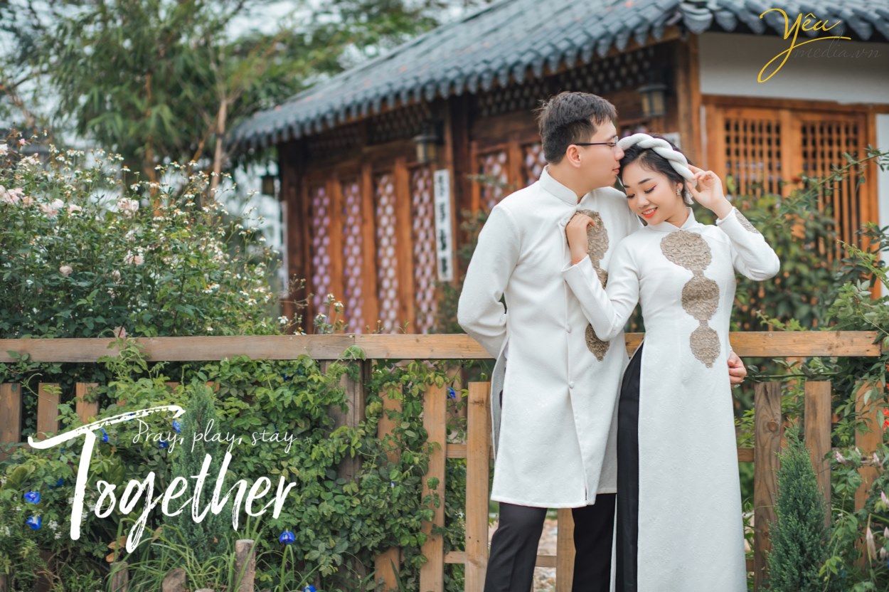 Album ảnh cưới theo phong cách Hàn Quốc không còn xa lạ ở Việt Nam. Từ khi nó xuất hiện đã gây ấn tượng bằng những góc ảnh nhẹ nhàng, gam màu và ánh sáng mềm mại nhưng vẫn toát lên sự trẻ trung, lãng mạn để làm nổi bật 02 nhân vật chính. Điều ấn tượng trong bộ ảnh là phong cách rất tự nhiên, dù được thực hiện trong studio hay ngoài trời thì việc hướng tới sự tư nhiên sẽ giúp bạn có những bức ảnh ưng ý nhất. Khi chụp hình cưới theo phong cách Hàn Quốc thì những Nhiếp ảnh gia sẽ tận dụng tối đa ánh sáng tự nhiên để làm bức ảnh mềm mại, chân thực nhất.