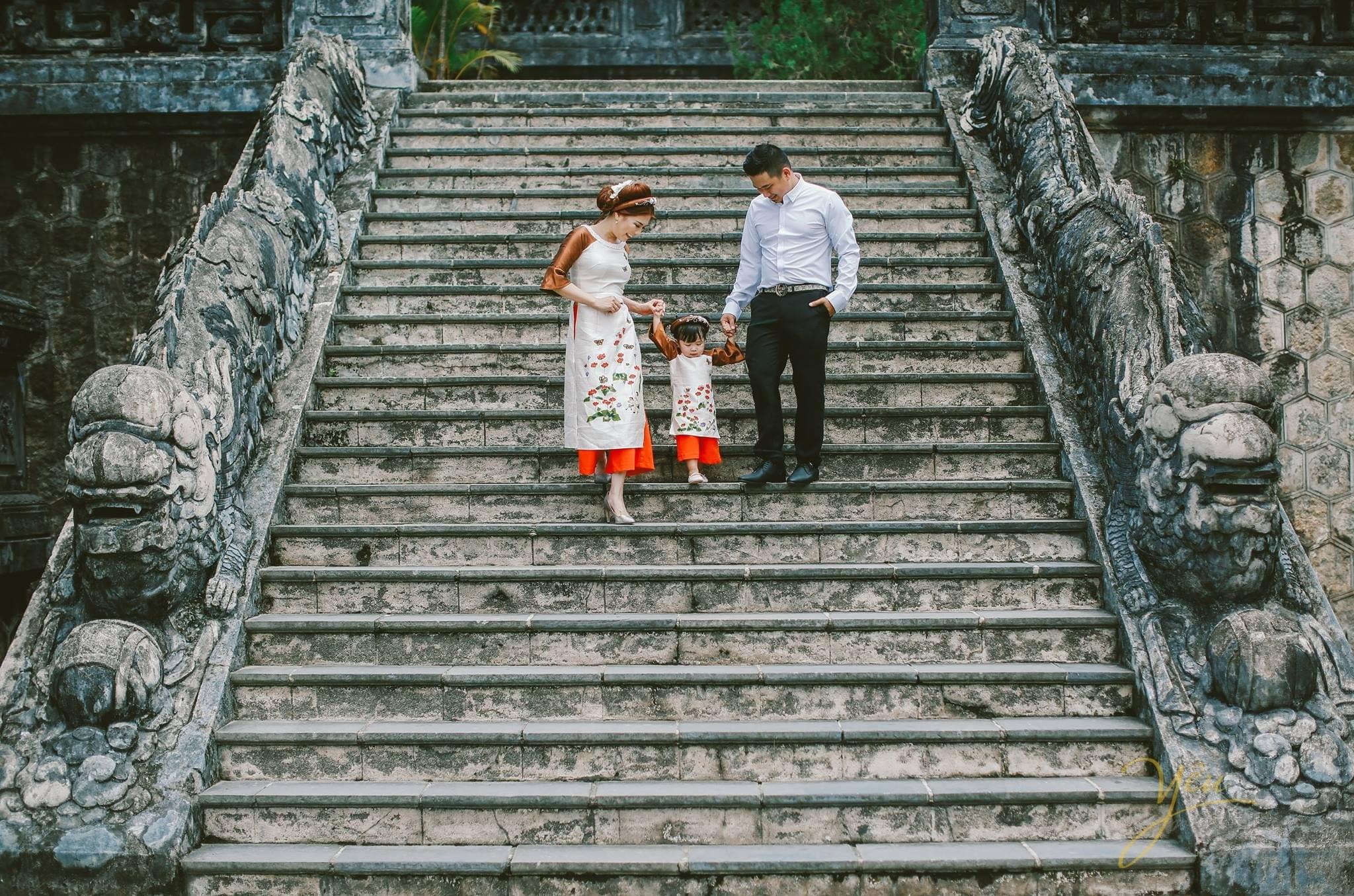 ảnh kỷ niệm cưới bố mẹ và con gái nhỏ