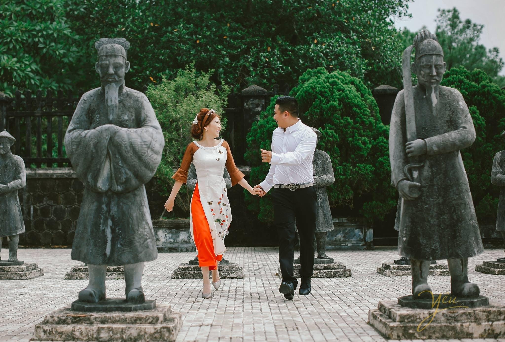 2 vợ chồng dắt tay nhau tung tăng