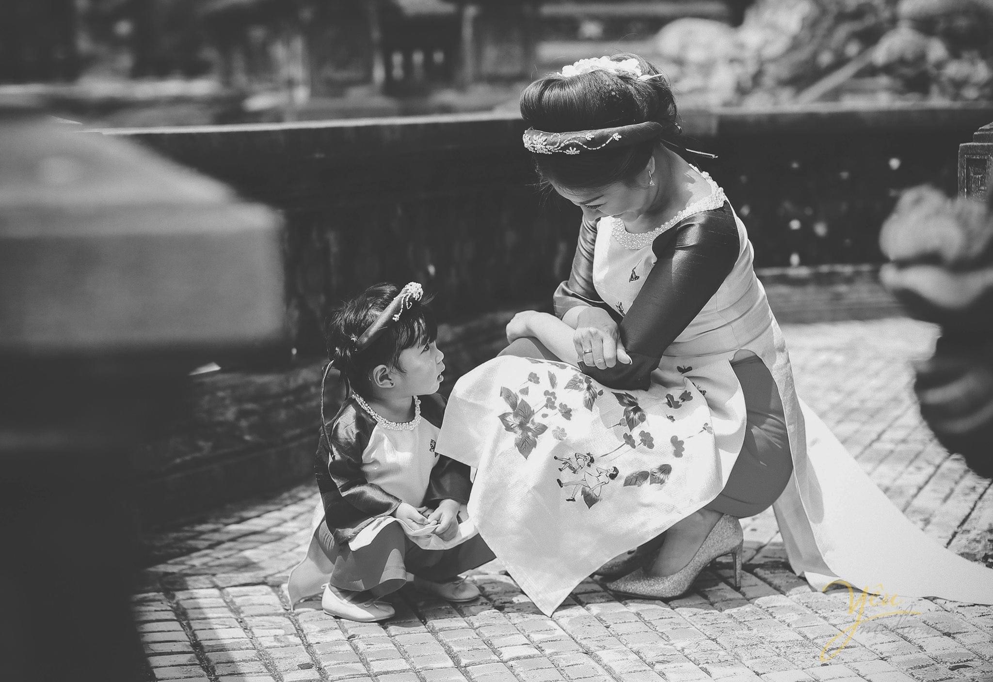 mẹ trò truyện cùng con gái