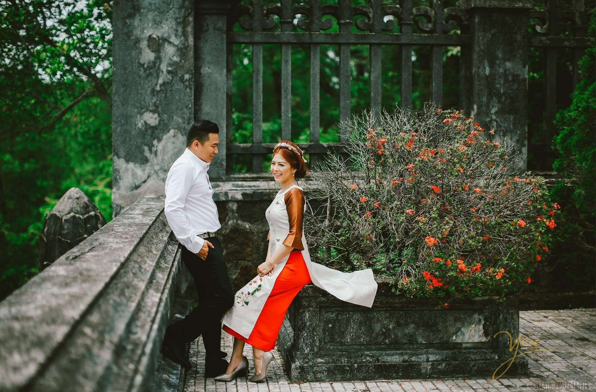 ảnh chụp kỷ niệm cưới cô dâu mặc áo dài cách tân