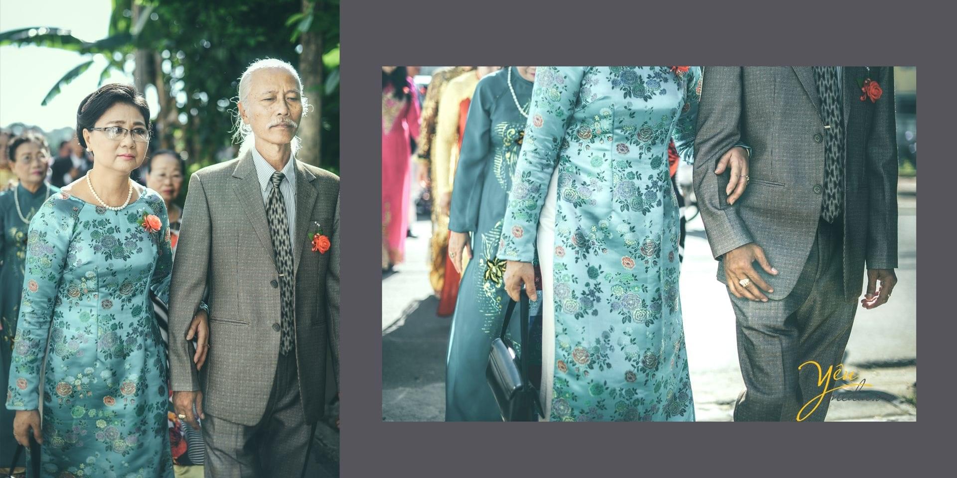 bố mẹ chú rể khoác tay nhau bước cùng đoàn đón dâu