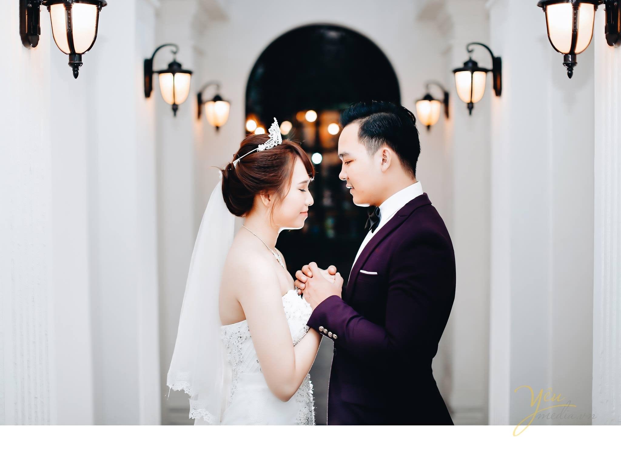 cô dâu chú rể chụp concept công chúa hoàng tử tại sảnh hoàng cung