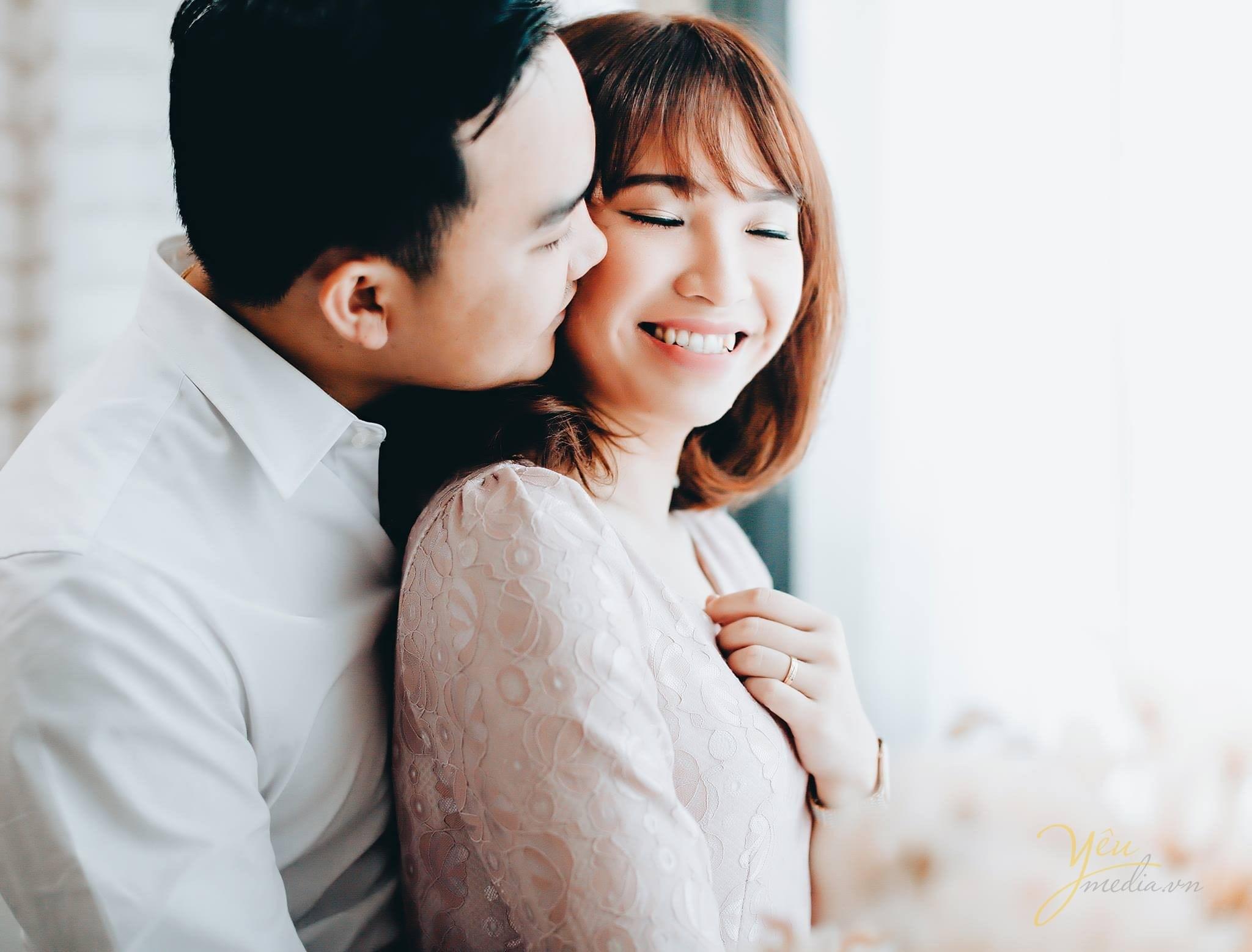 chú rể hôn nhẹ má cô dâu