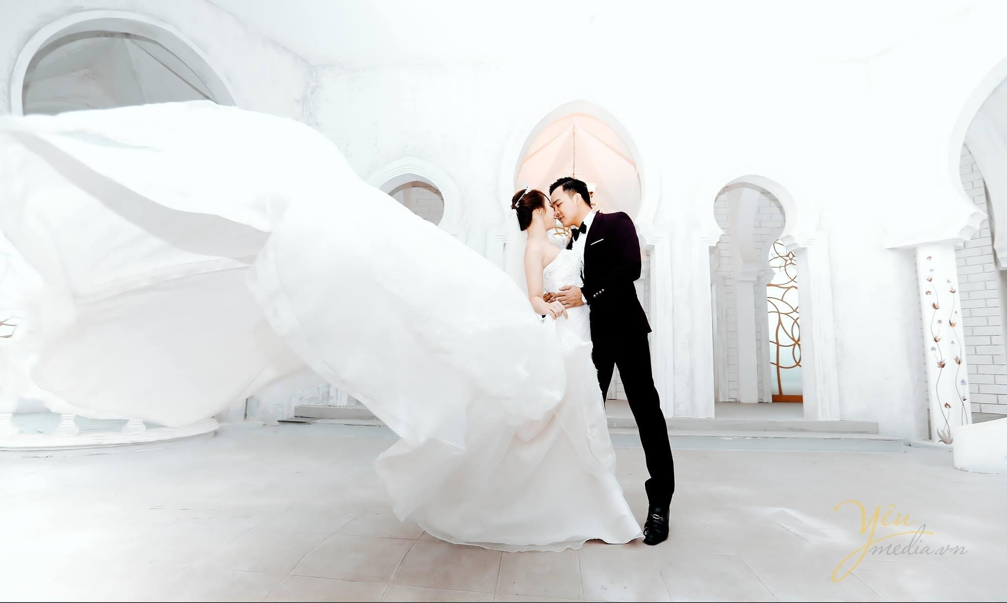 chú rể hôn cô dâu váy xòe rộng bay