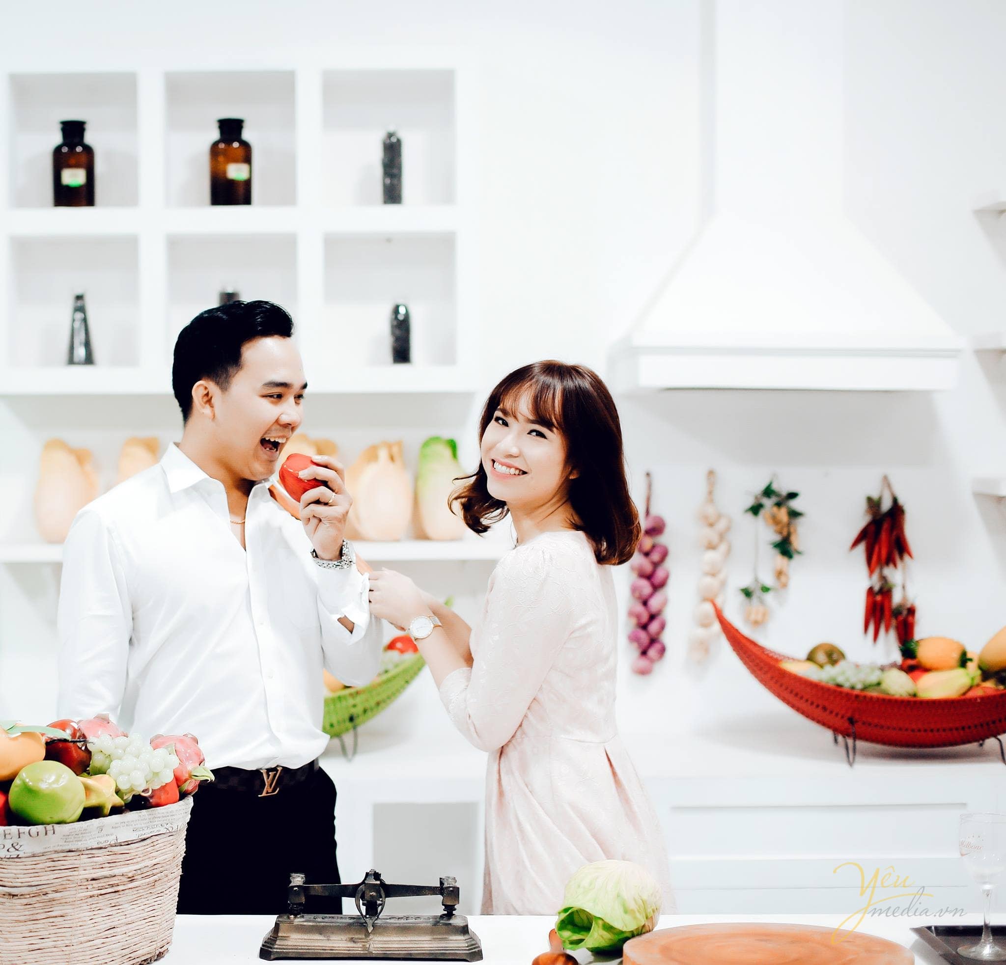 chú rể cô dâu cùng làm bếp