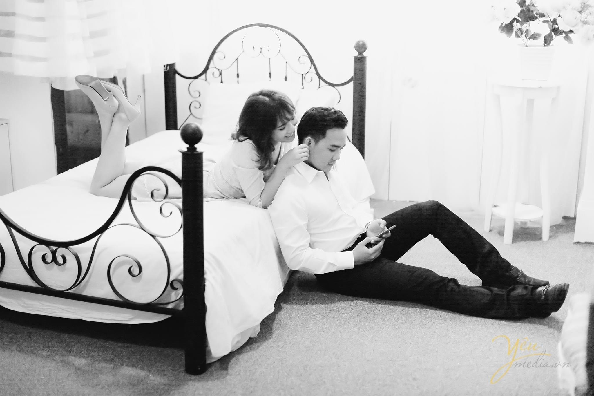 chú rể cô dâu chụp trong phòng ngủ giường sắt phong cách vintage