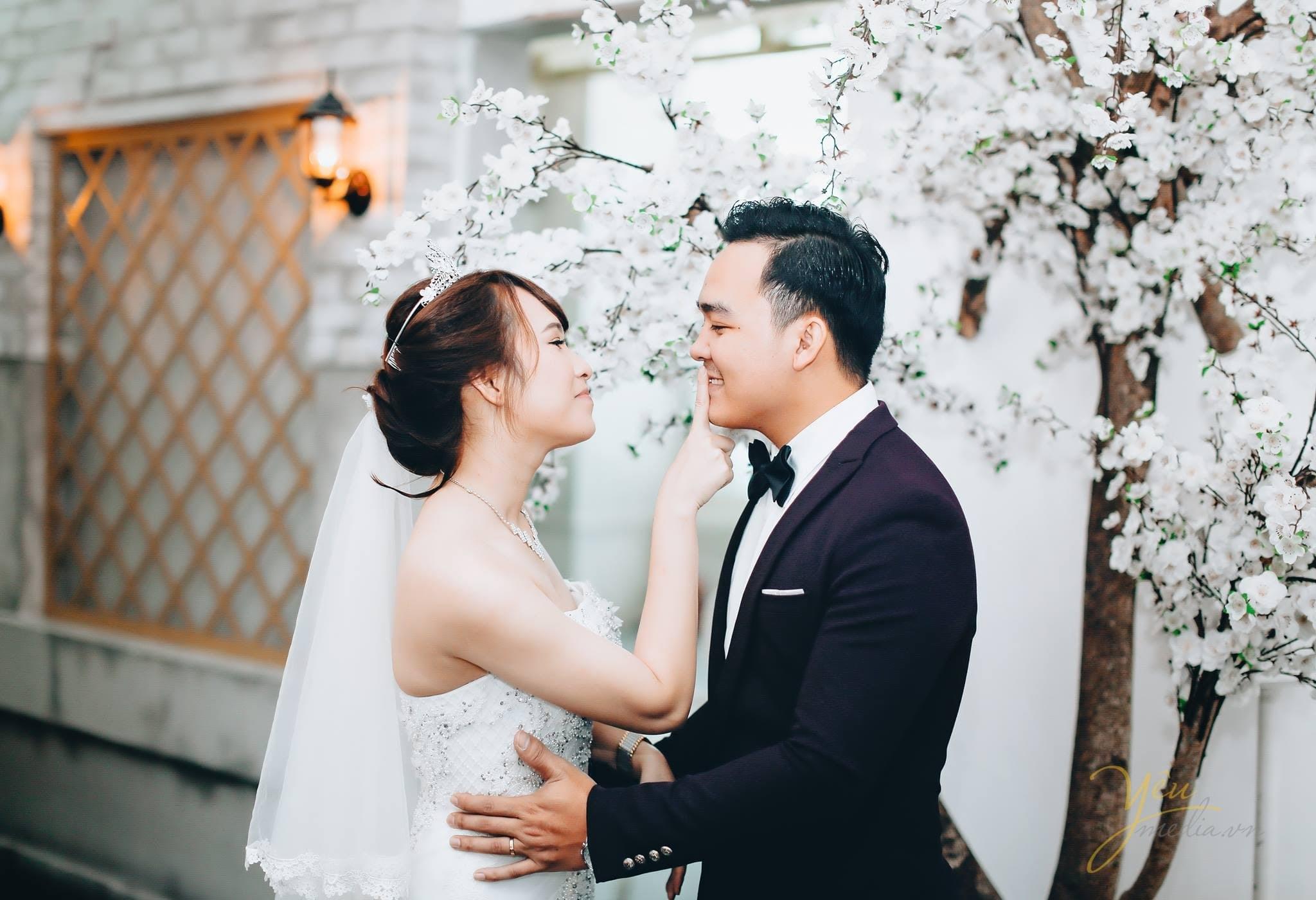 ảnh chụp cô dâu chú rể cười đùa tự nhiên