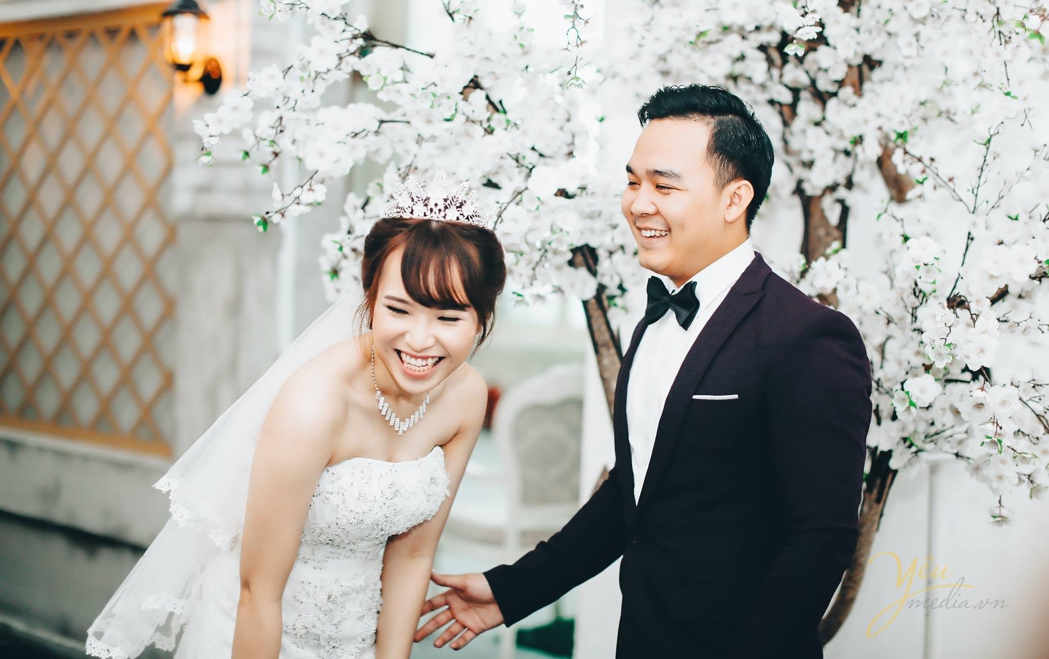 cô dâu chú rể cười đùa tự nhiên