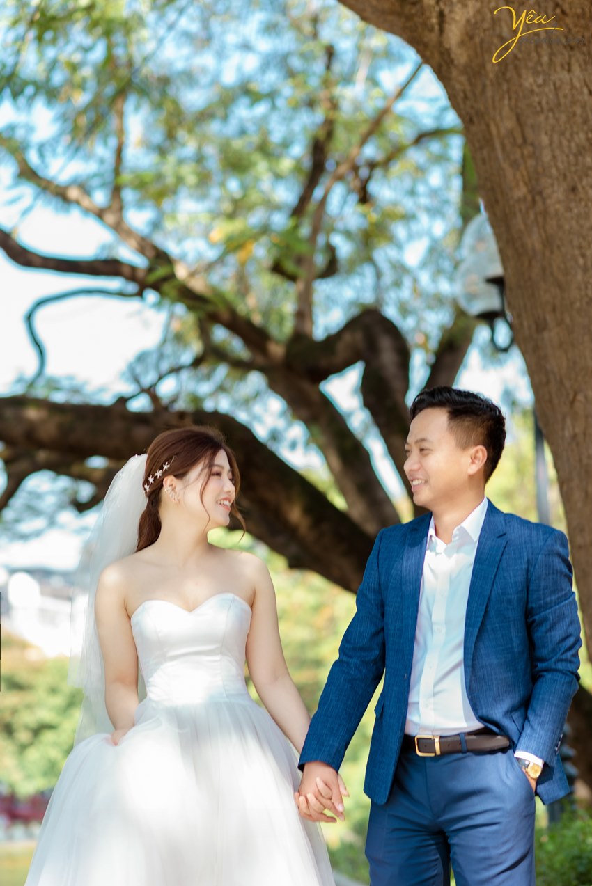 Ảnh cưới đẹp chụp trong studio sang trọng đơn giản và phố phường HN: đôi Dũng - Tâm