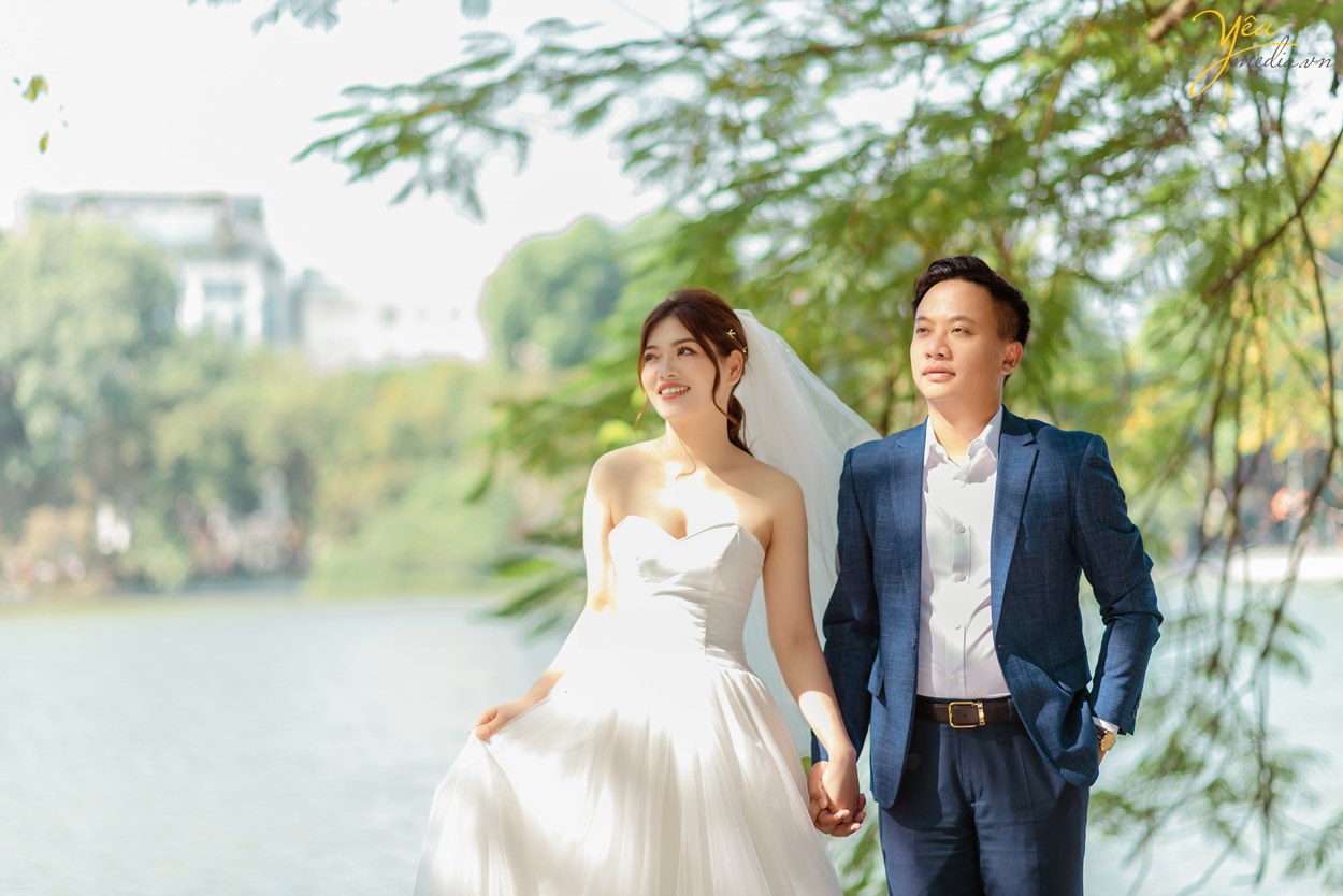 Ảnh cưới đẹp chụp trong studio sang trọng đơn giản và phố phường HN: đôi Dũng - Tâm