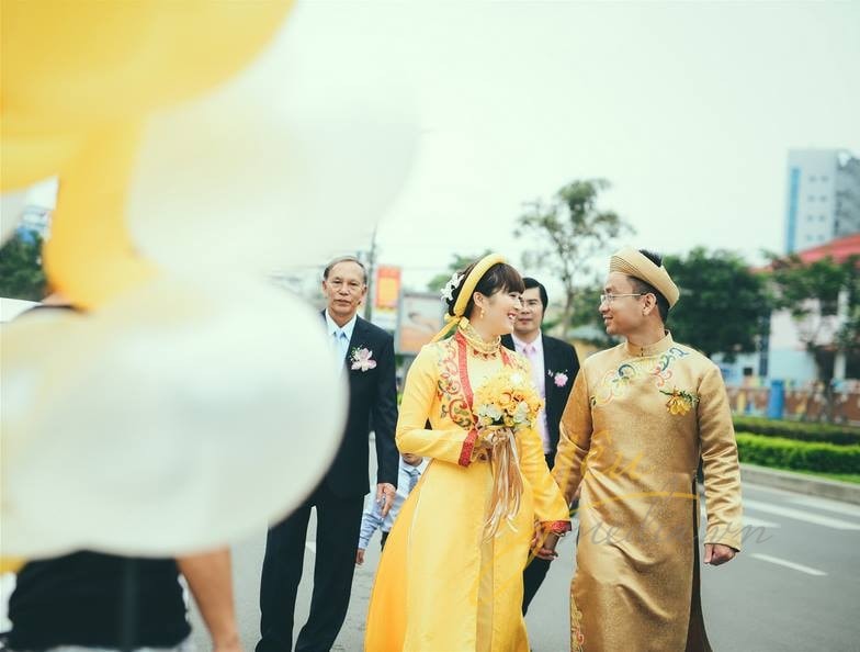 cô dâu chú rể mặc áo dài khăn xếp trong lễ cưới