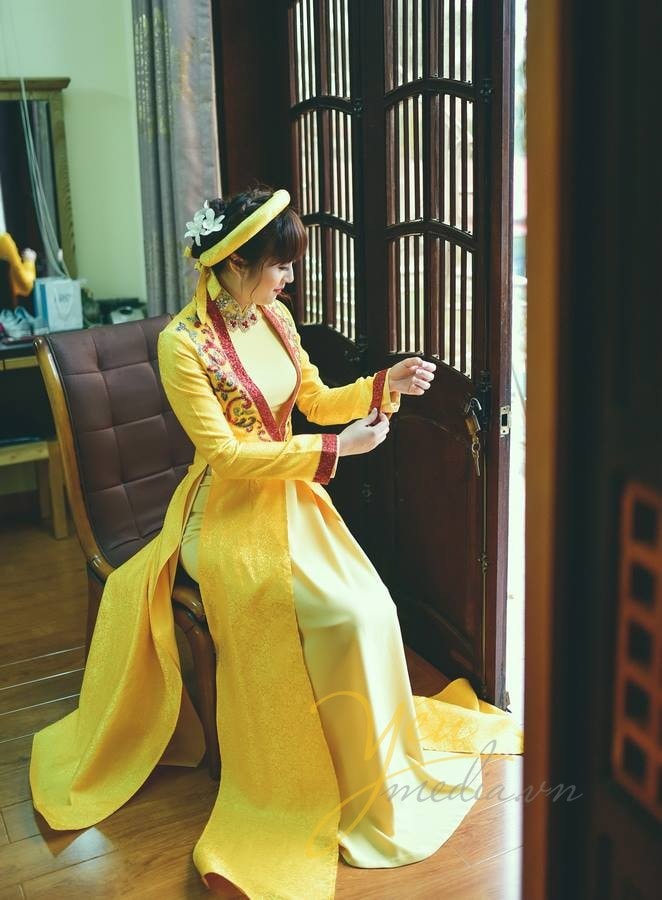 cô dâu chỉnh lại trang phục trước lễ cưới