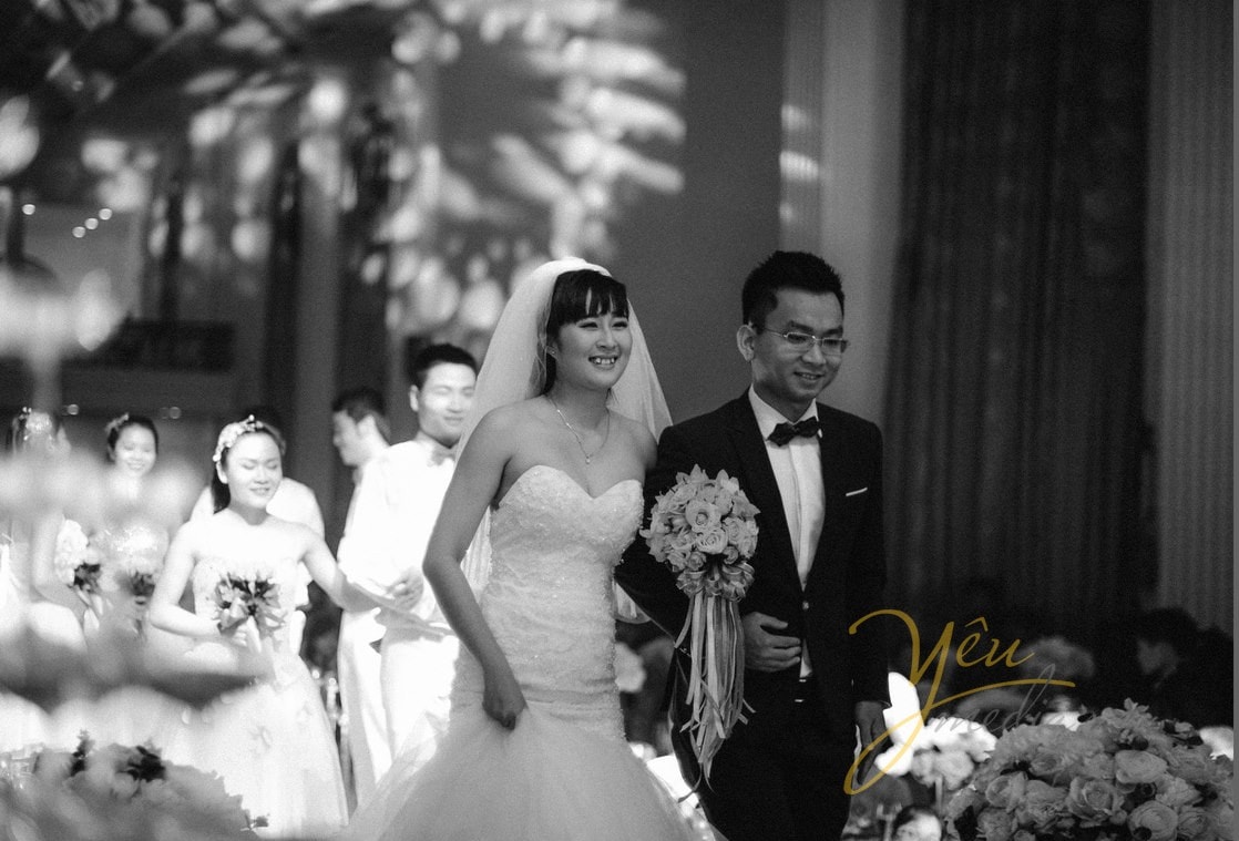 cô dâu chú rể cười hạnh phúc trong lễ cưới