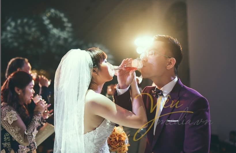 cô dâu chú rể uống rượu giao bôi trong lễ cưới