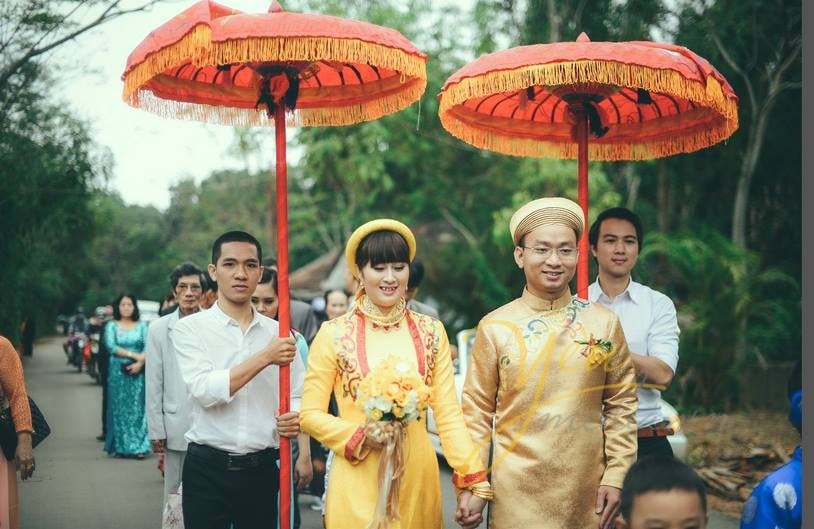 cô dâu chú rể mặc áo dài khăn xếp đón dâu theo kiểu truyền thống