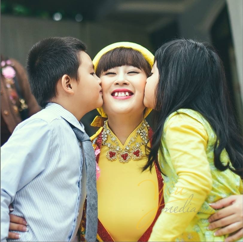 phù dâu phù rể hôn má cô dâu