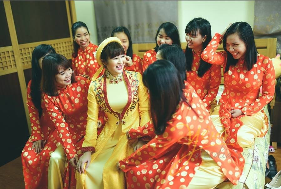 cô dâu vui vẻ trò truyện với phù dâu