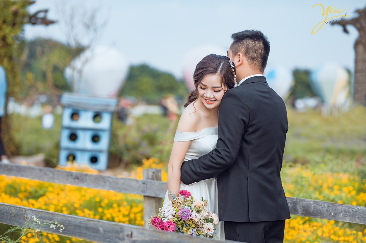 chụp ảnh cưới ở thảo nguyên hoa long biên hà nội