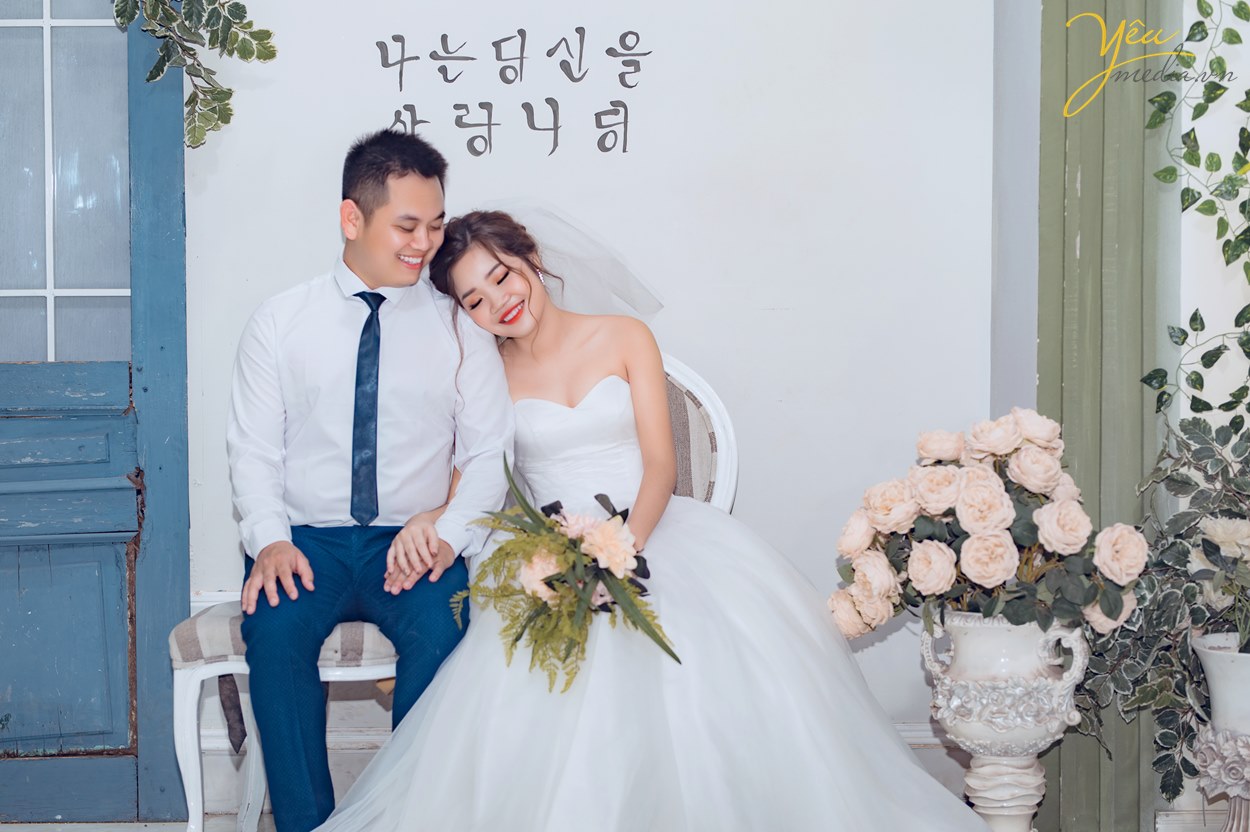 chụp ảnh cưới ở thảo nguyên hoa long biên hà nội