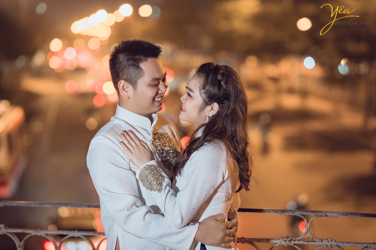 chụp ảnh cưới ở ga long biên vào lúc buổi tối