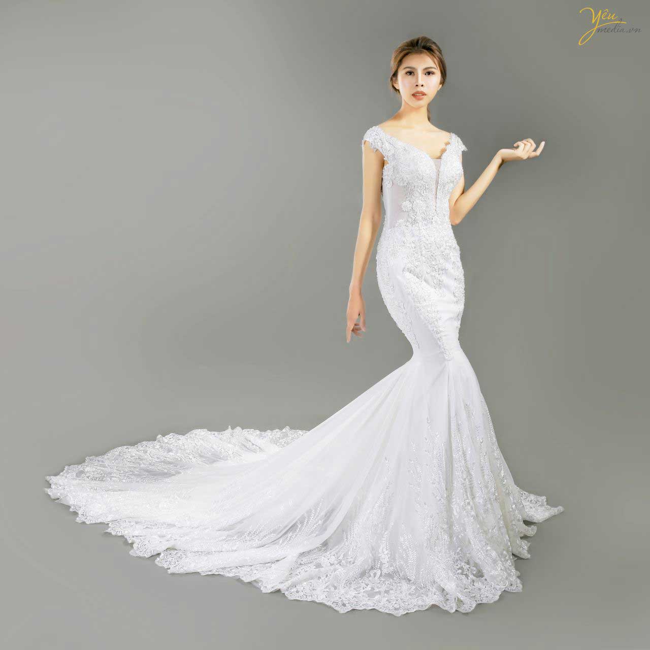 váy cưới đuôi cá màu trắng khoét ngực cổ tim