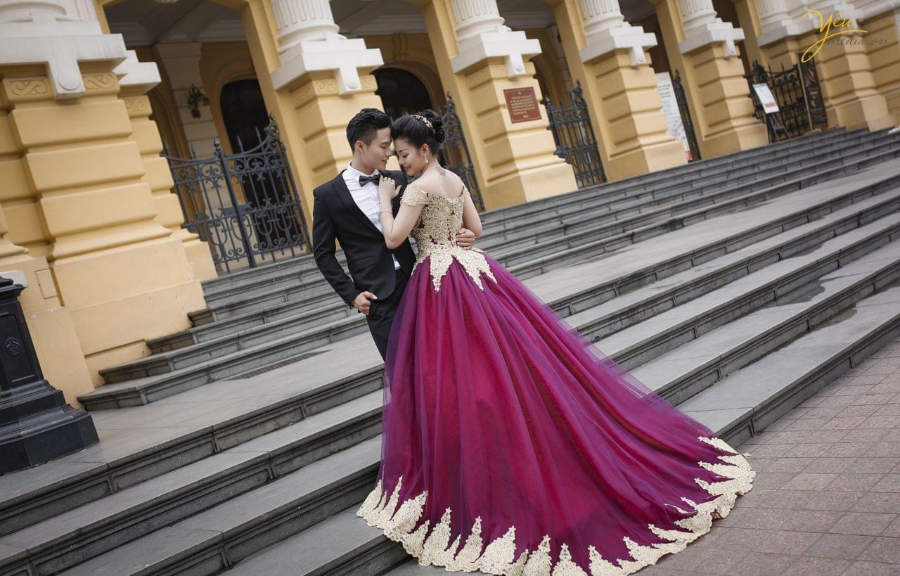 ảnh cưới phong cách dạ hội chú rể ôm eo cô dâu