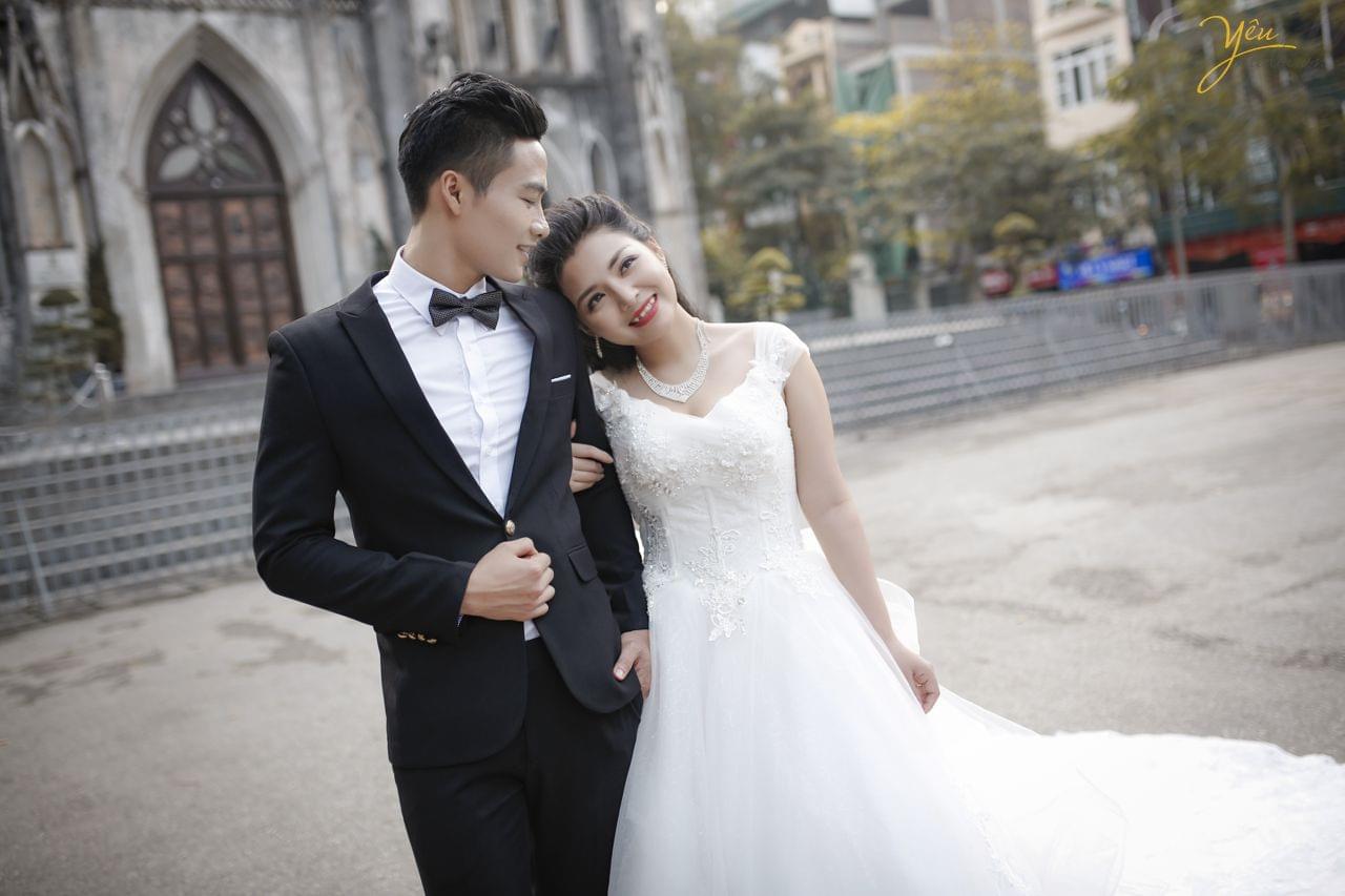 cô dâu mặc váy trắng tình tứ dựa vai chú rể