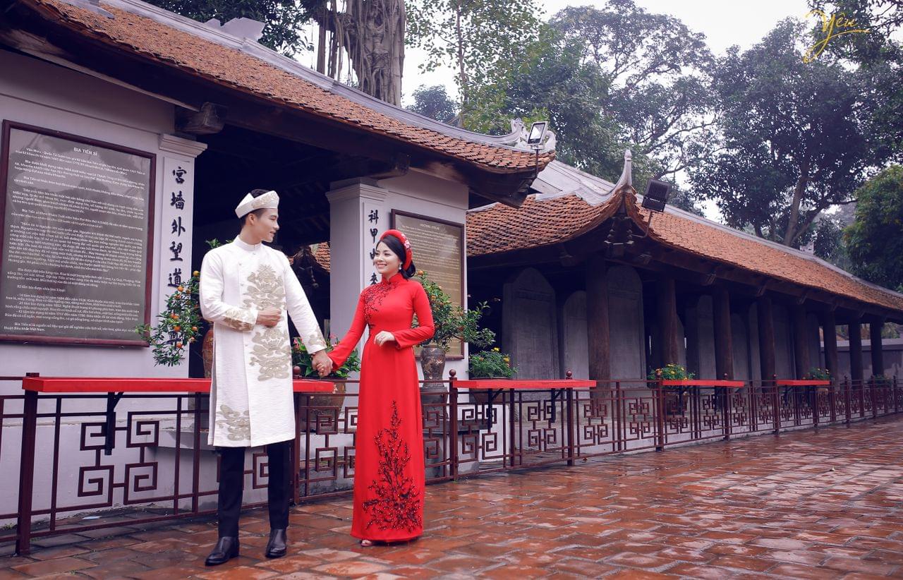 ảnh chụp cưới áo dài chú rể nắm tay dắt cô dâu đi