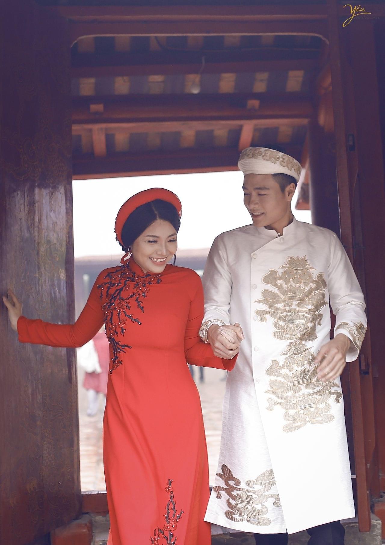 ảnh chụp cưới áo dài truyền thống cô dâu chú rể nắm tay bước qua bậc thềm