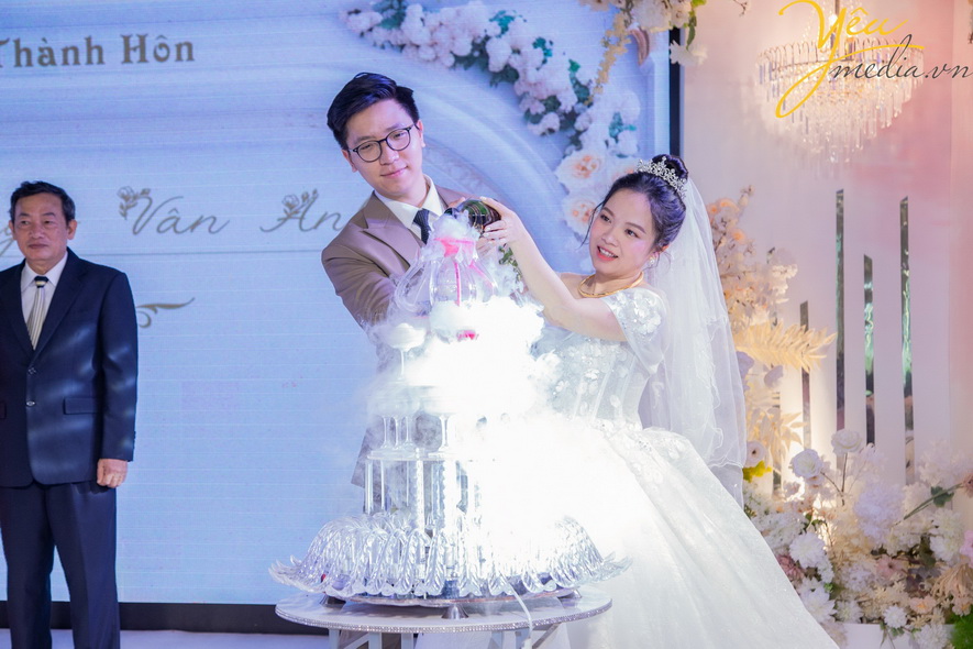 Bộ ảnh ngày cưới chú rể Quốc Trung và cô dâu Vân Anh