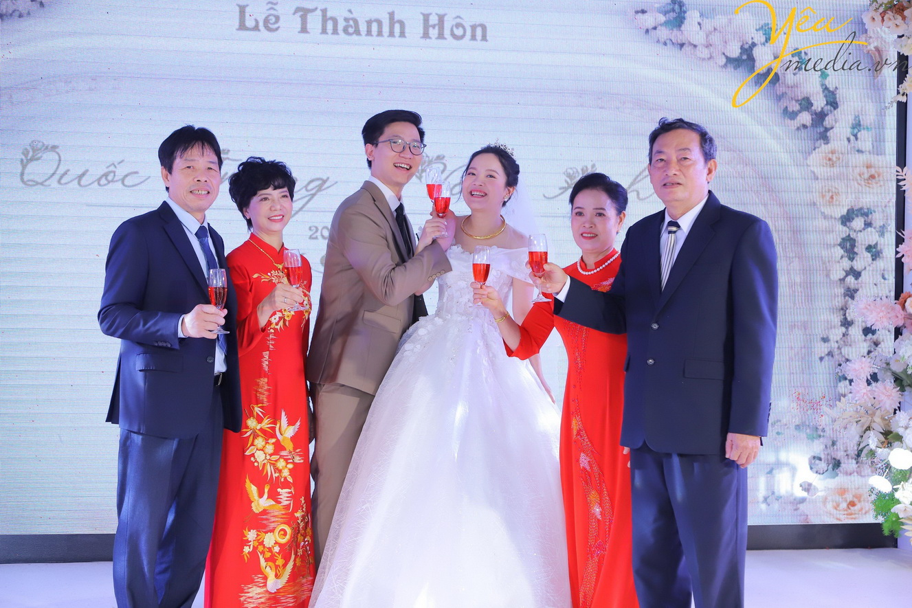Bộ ảnh ngày cưới chú rể Quốc Trung và cô dâu Vân Anh