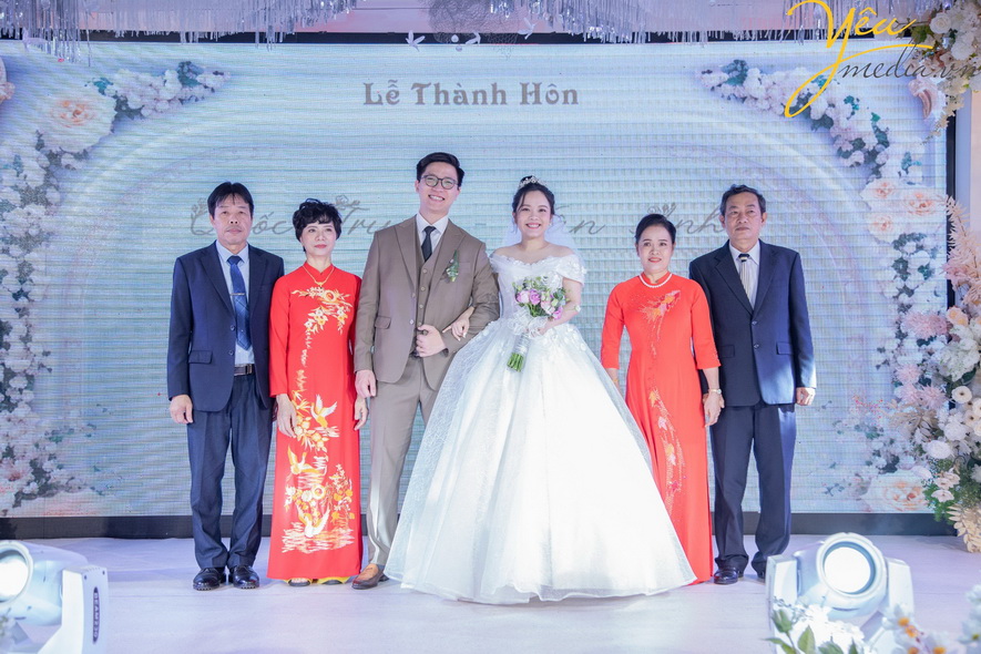 Bộ ảnh ngày cưới chú rể Quốc Trung và cô dâu Vân Anh