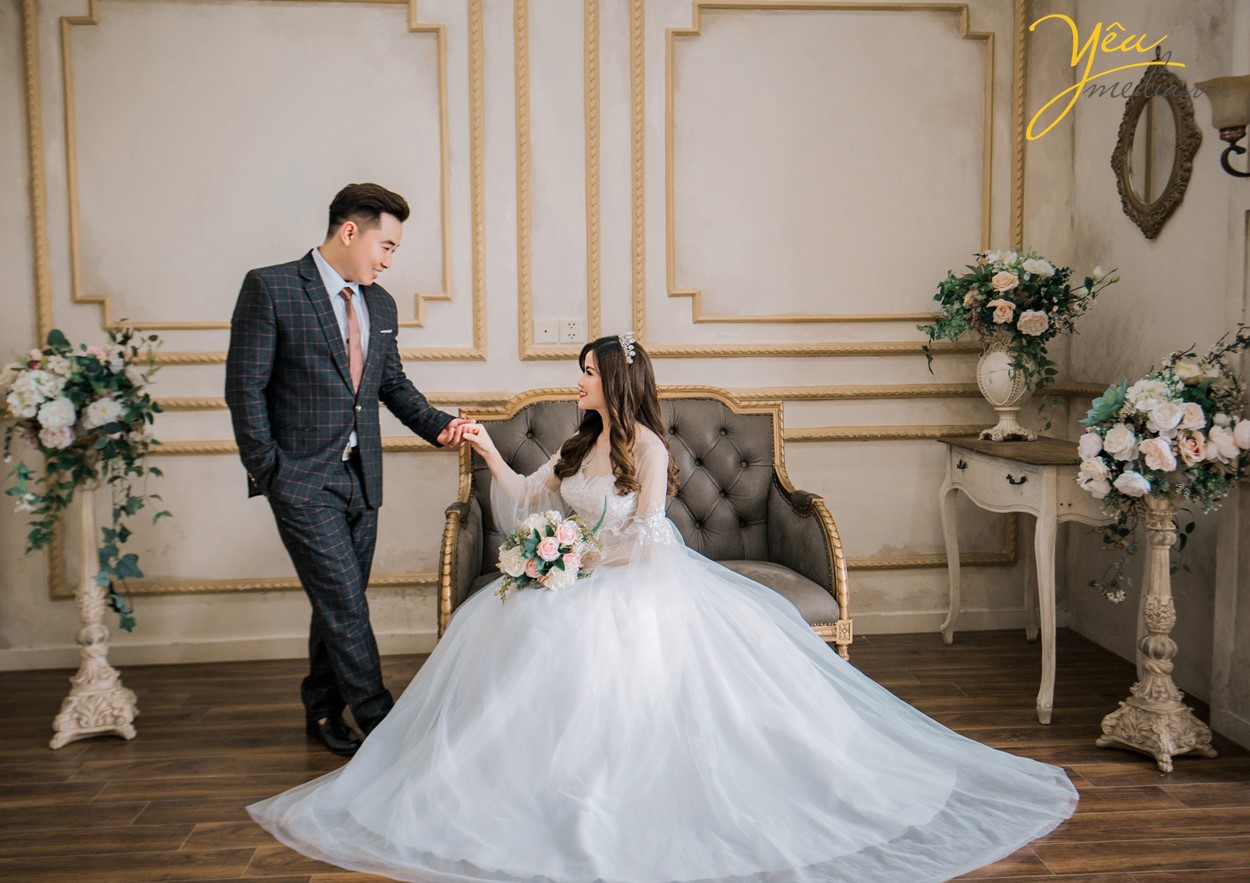 cô dâu chú rể chụp ảnh cưới trong lâu đài châu âu