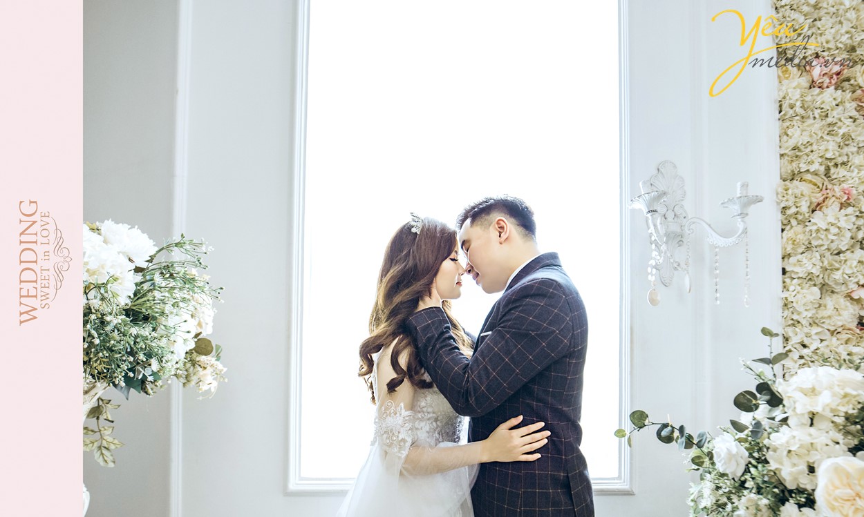 cô dâu chú rể hôn nhau chụp hình cưới trong phim trường