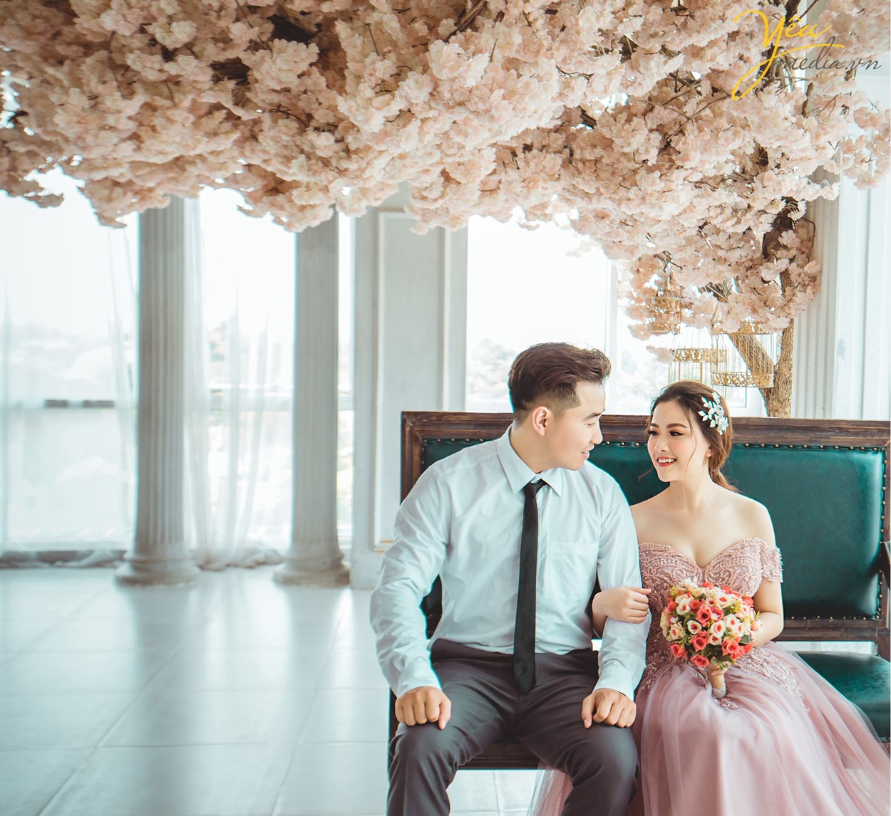 ảnh cưới chụp dưới tán hoa đào