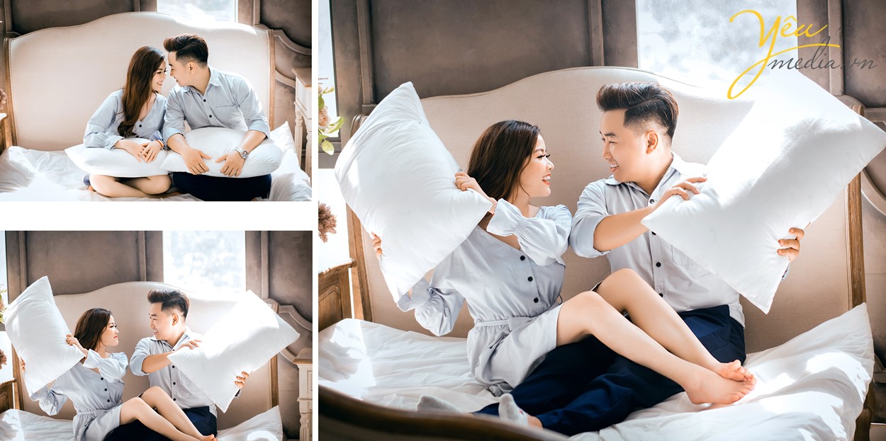 cặp đôi đùa nghịch với gối trên giường