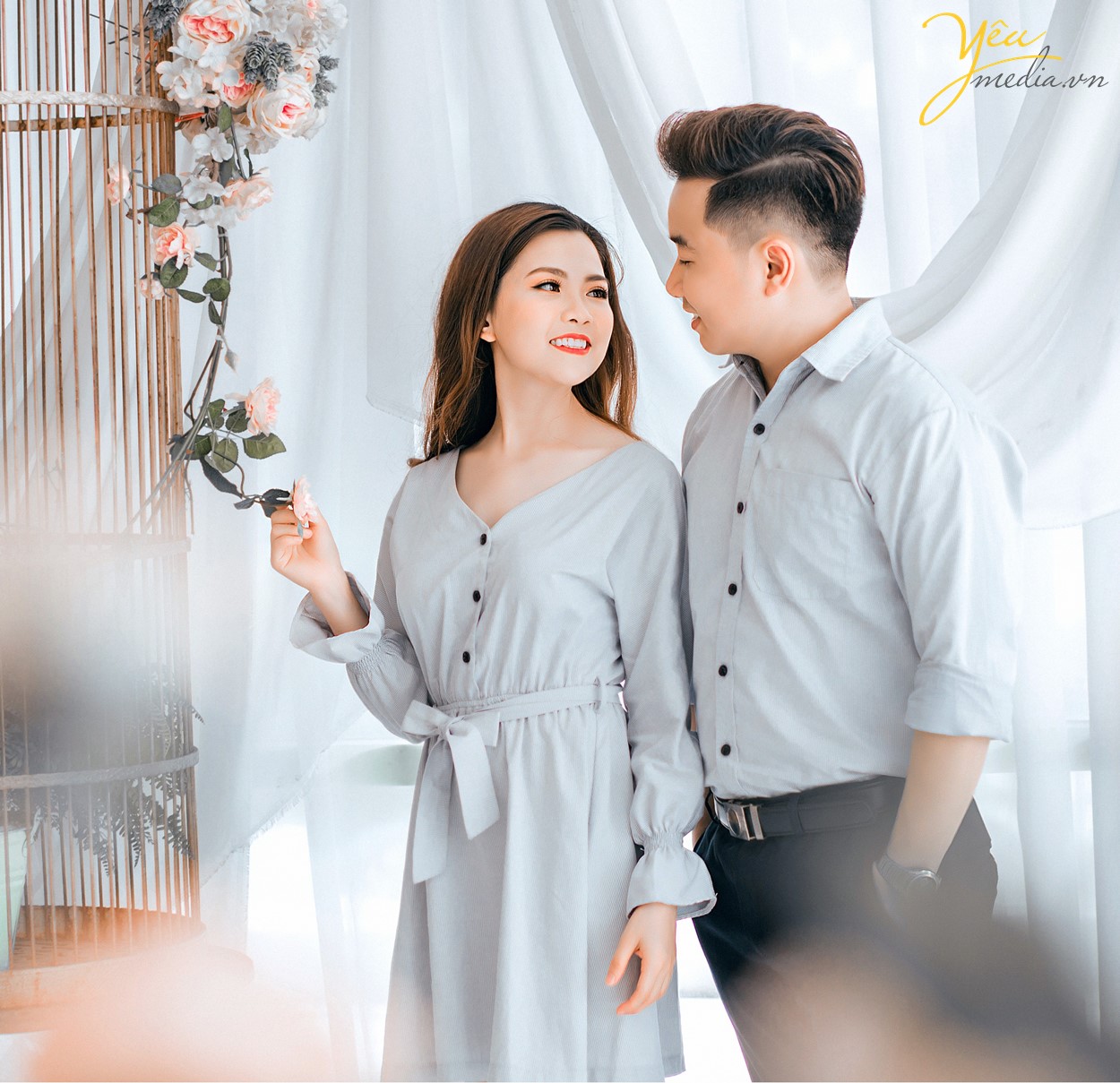 cặp đôi chụp bên lồng chim có ánh sáng từ rèm rất đẹp