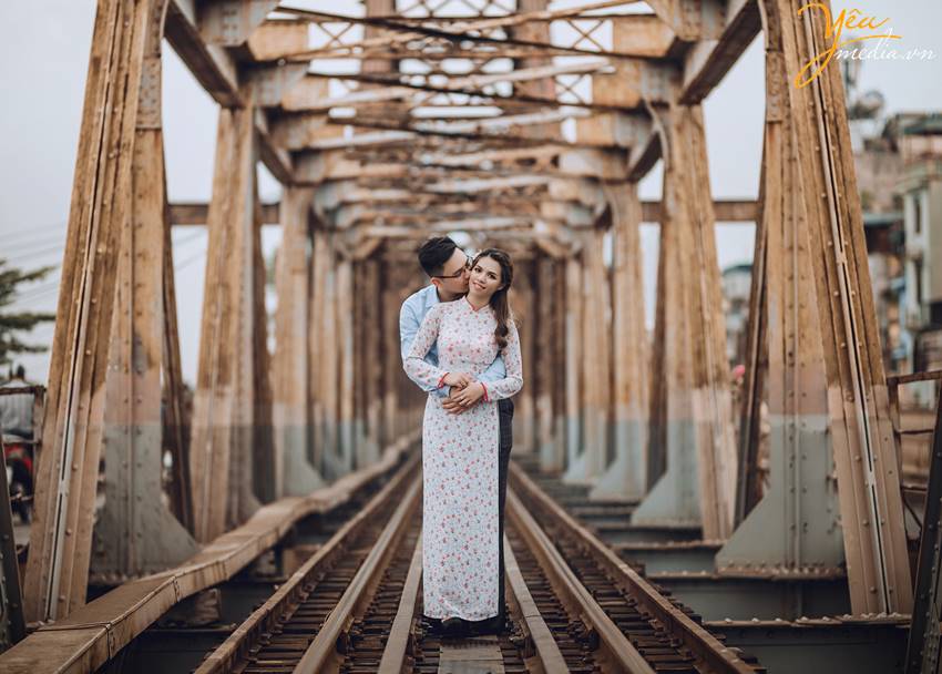 chụp ảnh cưới tại cầu Long Biên