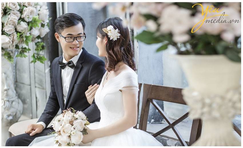 chụp ảnh cưới chụp tại thảo nguyên hoa Long Biên