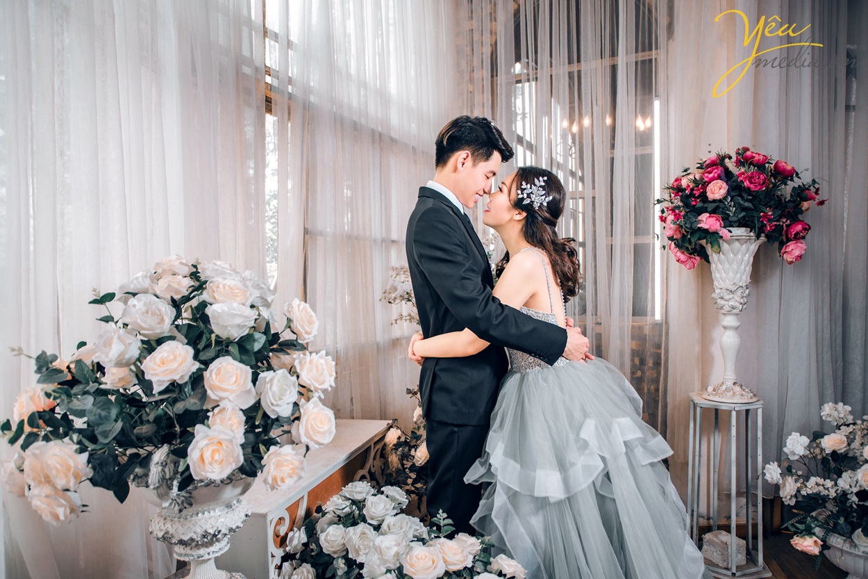 cặp đôi chụp ảnh cưới dễ thương trong phim trường hà nội