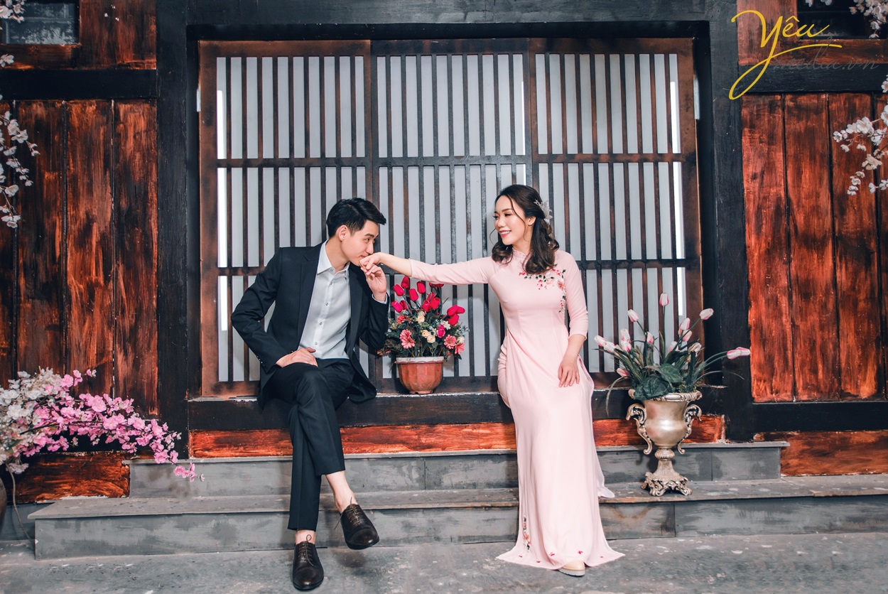 cặp đôi chụp ảnh cưới dễ thương trong phim trường hà nội
