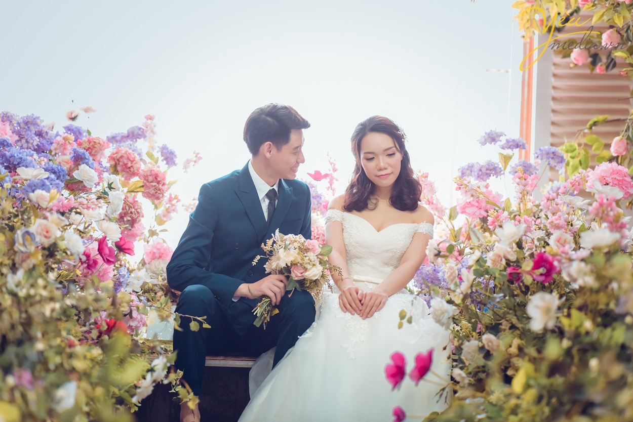 cặp đôi chụp ảnh cưới dễ thương trong phim trường hà nội
